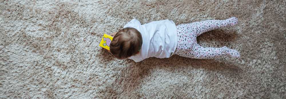 Bambini liberi di giocare in casa