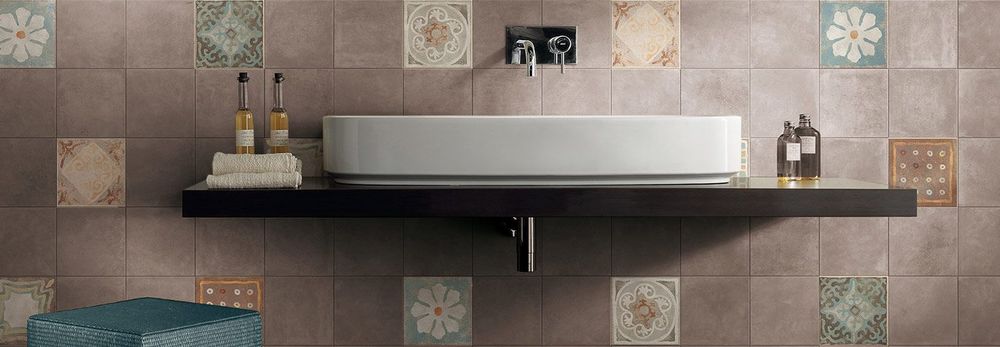 10 esempi per disporre le piastrelle in bagno