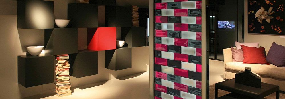 Come abbellire una parete di casa con il vetrocemento moderno