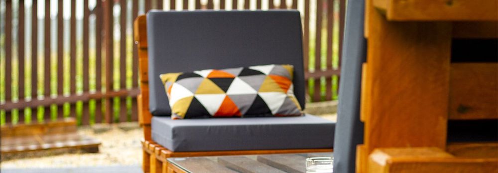 Come arredare il tuo giardino con i bancali