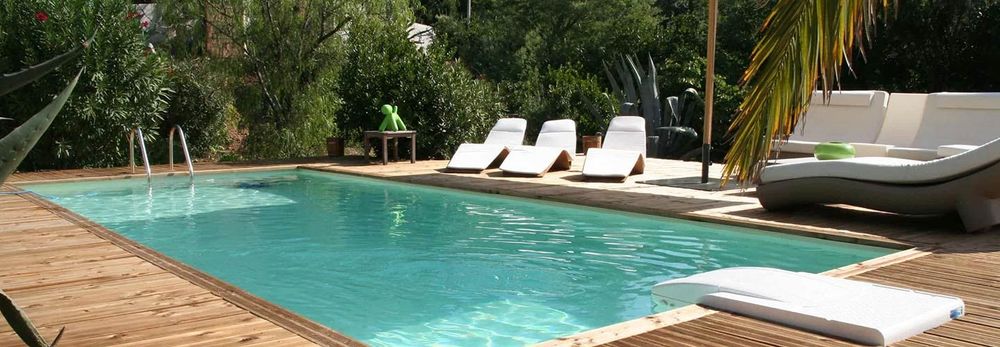 Piscina esterna in legno, quando il relax è sostenibile 