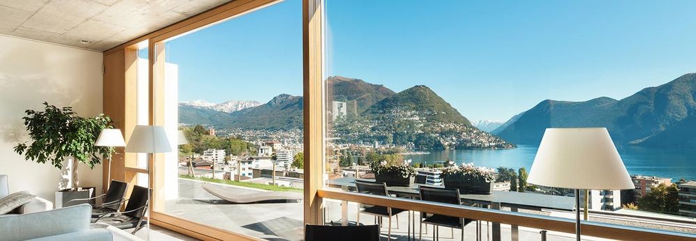 Una casa illuminata da grandi vetrate