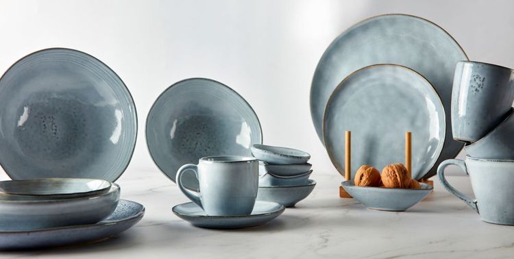 Servizio di piatti in porcellana: come decorare la cucina con stile