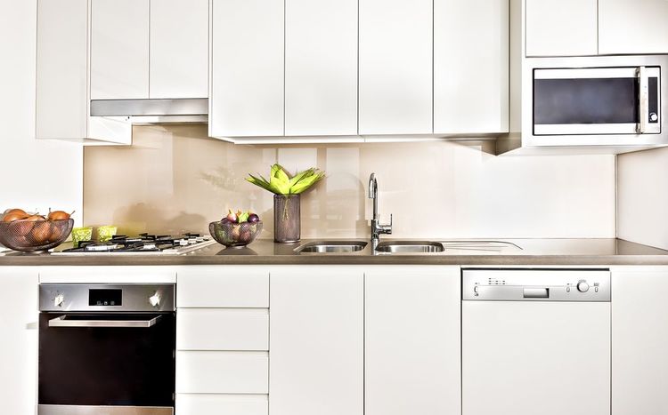 Guida alla scelta del mobile ideale per la dispensa in cucina