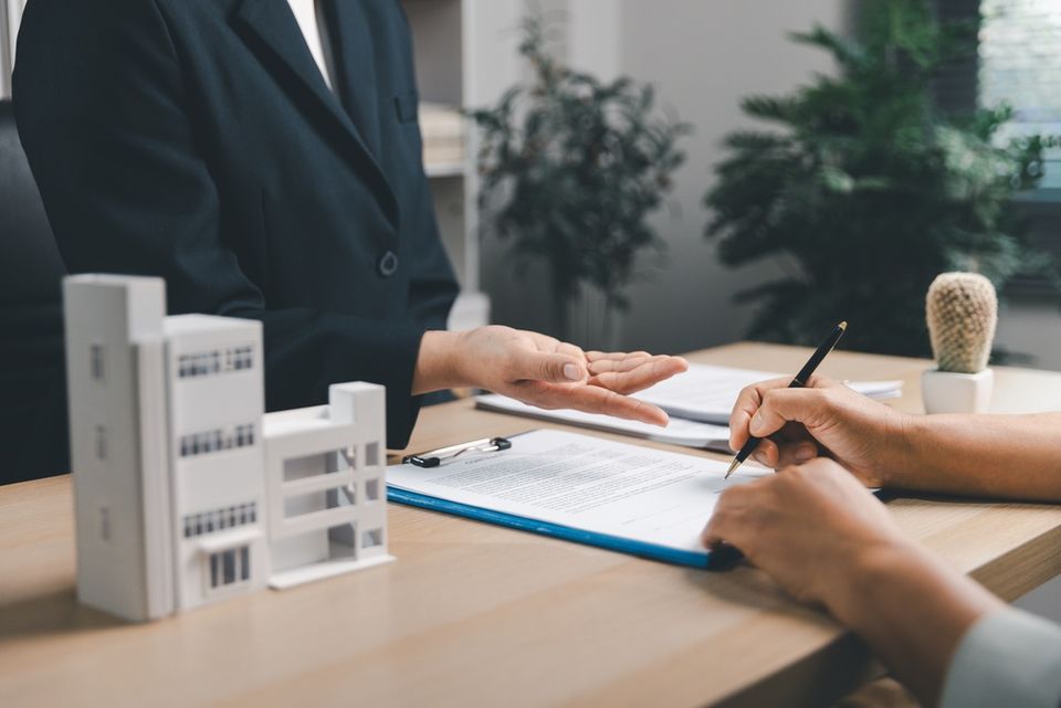 Come si calcola la provvigione dell’agenzia immobiliare: percentuale, IVA e scadenze