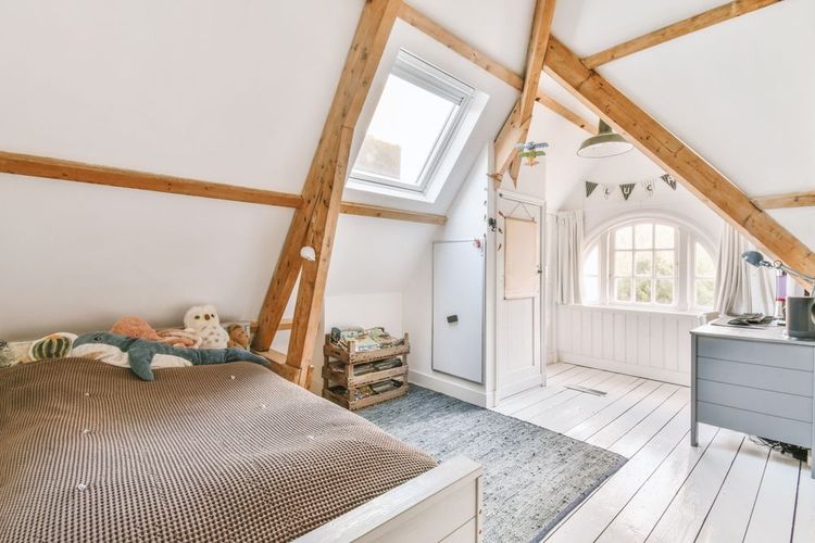 Consigli su come arredare una mansarda bassa