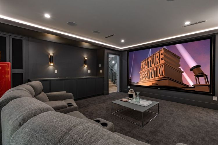 Come si può realizzare un home cinema? Consigli sulla progettazione e le attrezzature