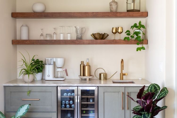 Idee, soluzioni e suggerimenti su come creare un perfetto angolo bar in salotto