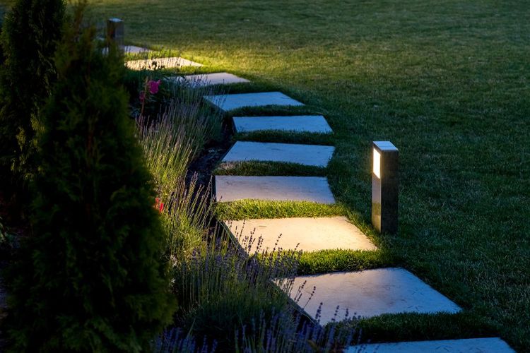 Idee per l'illuminazione del giardino: alla scoperta dei faretti a terra da esterno