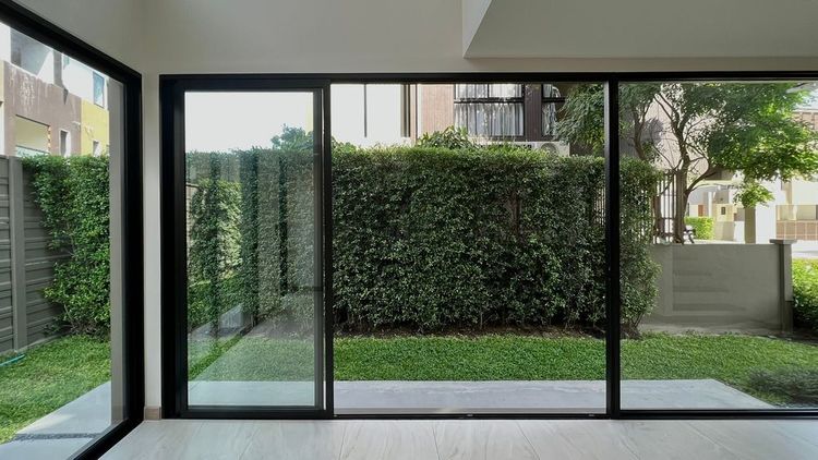 Perché e quando conviene usare un paraspifferi per riparare una porta finestra