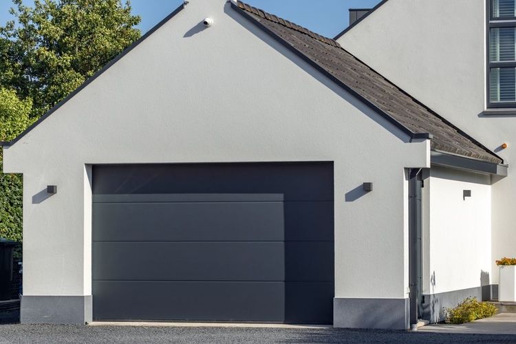 Le migliori soluzioni per organizzare il garage: dalla porta basculante ai soppalchi