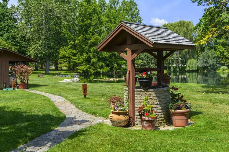 Come valorizzare un pozzo in giardino? Idee e suggerimenti pratici